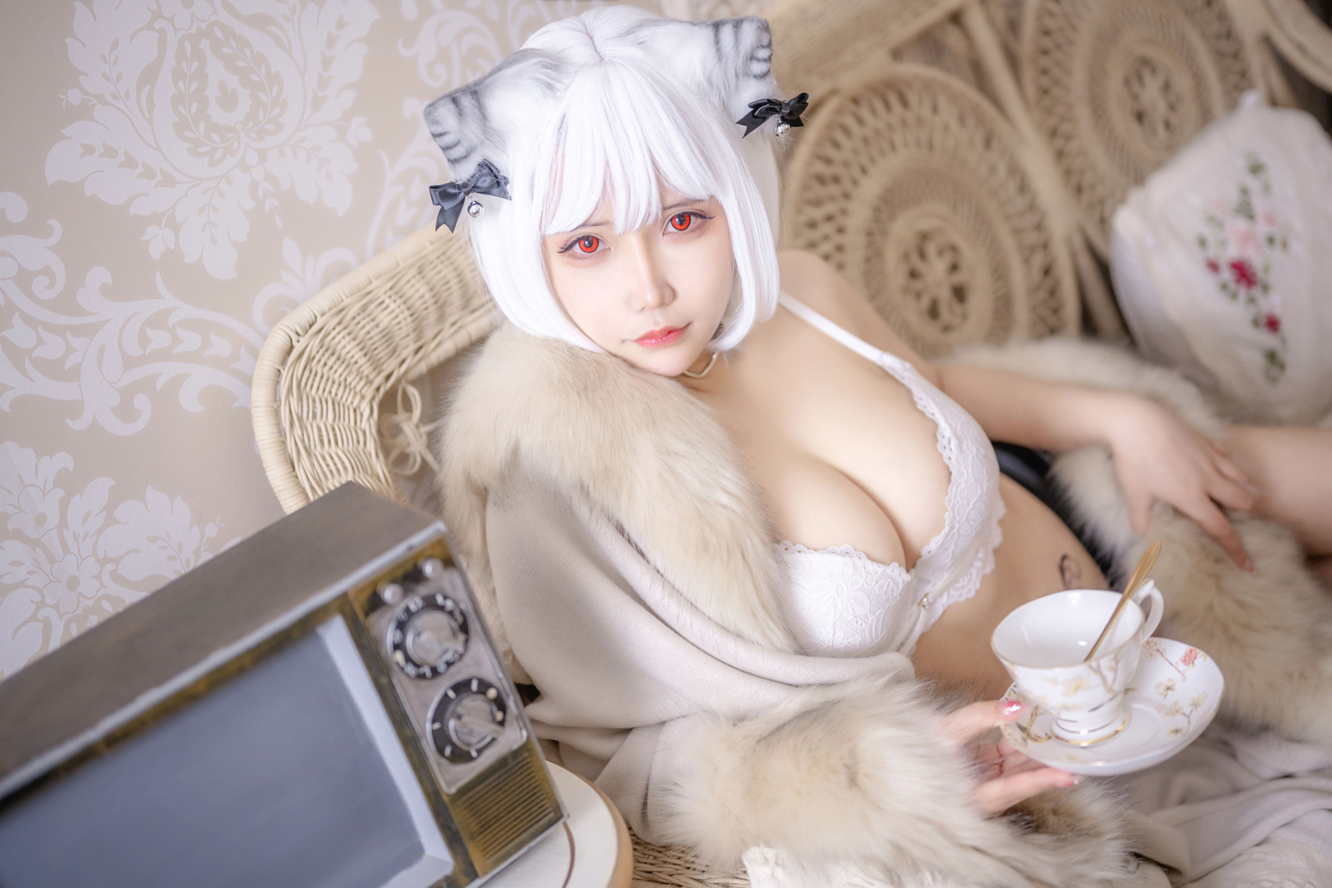 二次元妹子抱走莫子aa – 小脑斧 Cosplay-第1张
