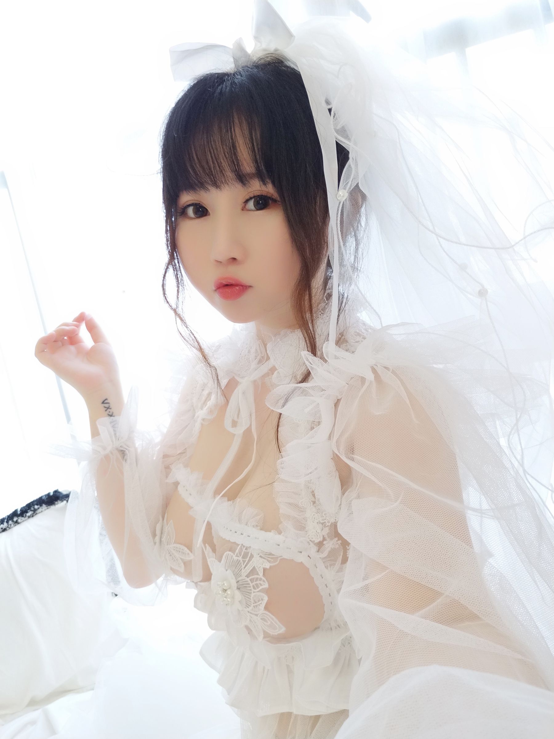 [Cosplay写真] 蜜桃少女是依酱呀 – 花嫁 Cosplay-第3张