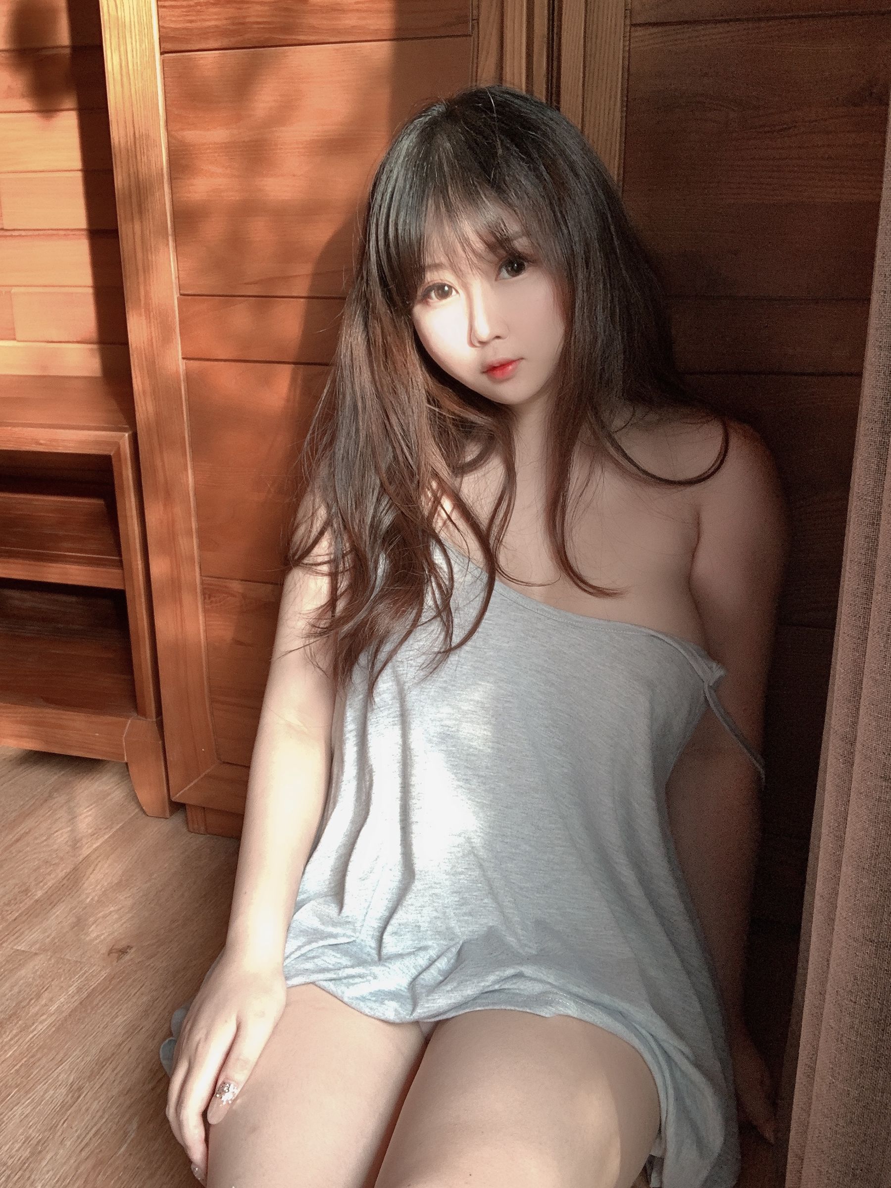 [Cosplay写真] 蜜桃少女是依酱呀 – 光 Cosplay-第2张