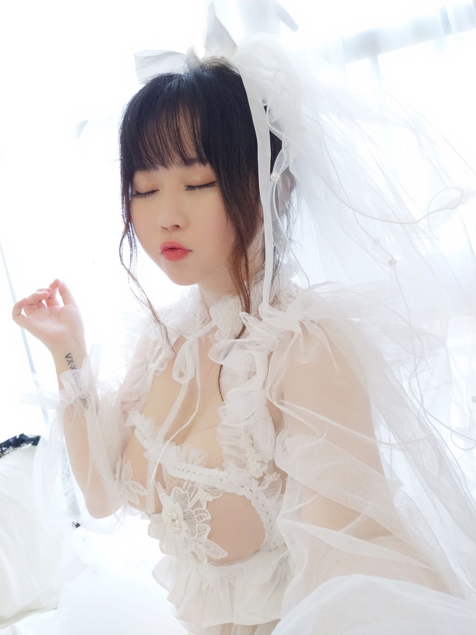 [Cosplay写真] 蜜桃少女是依酱呀 – 花嫁 Cosplay-第2张
