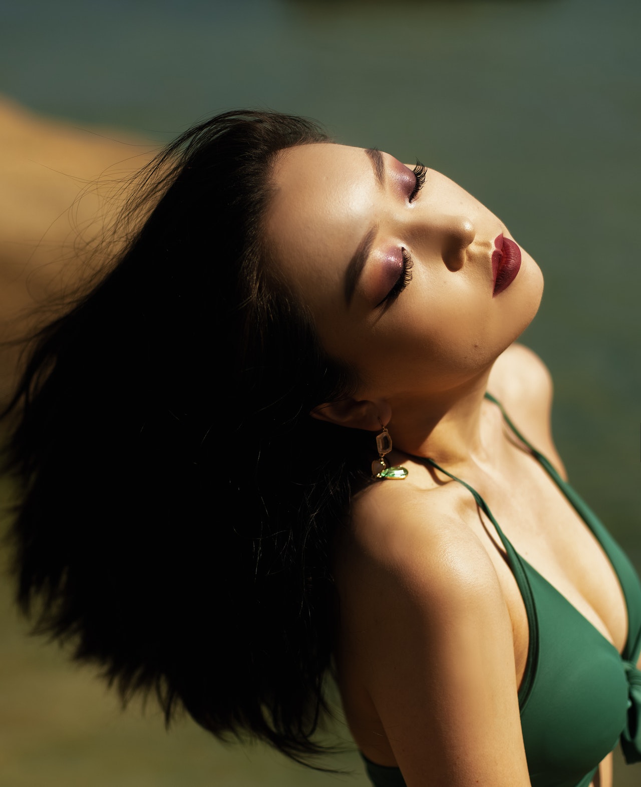 穿着泳装的美女  第1张-《94零社区》
