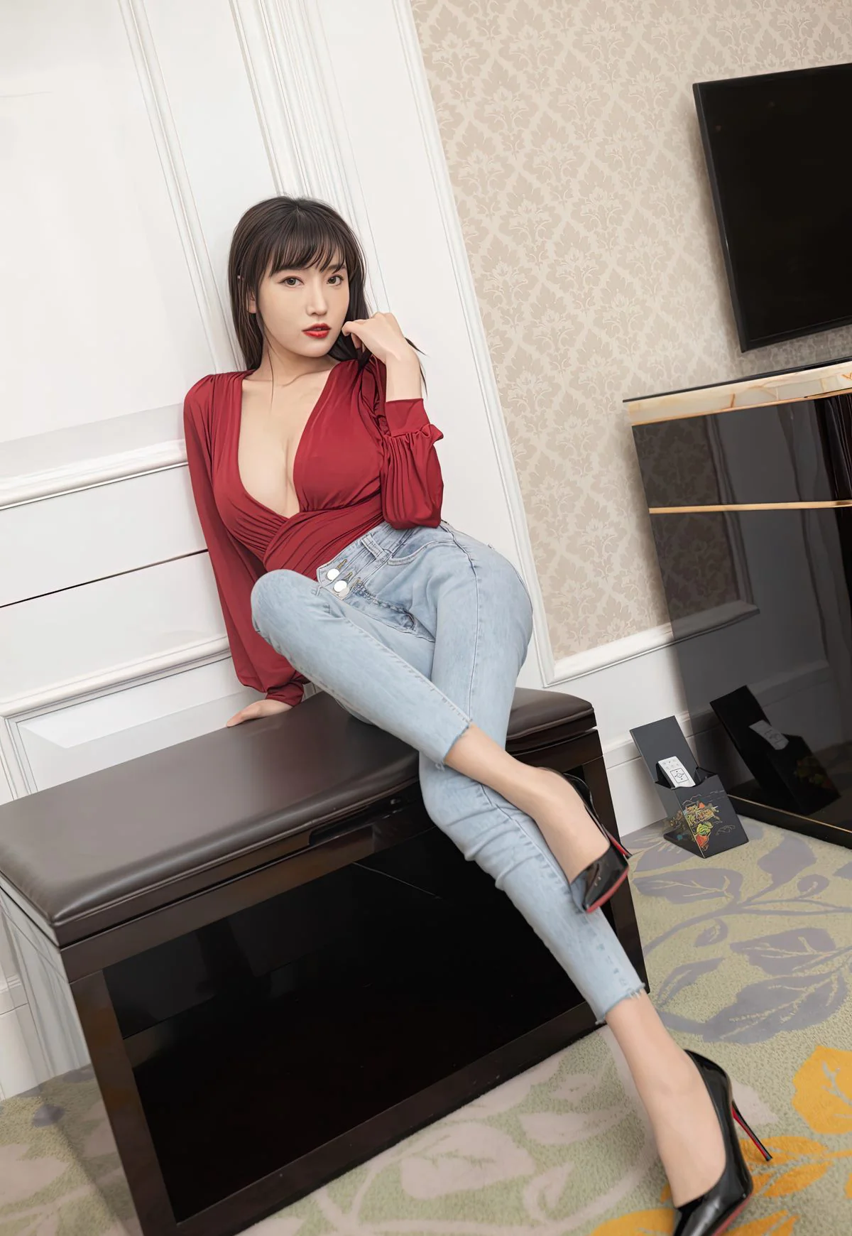 陆萱萱性感紧身牛仔裤翘起屁股风骚姿势肉丝袜写真  第1张-《94零社区》