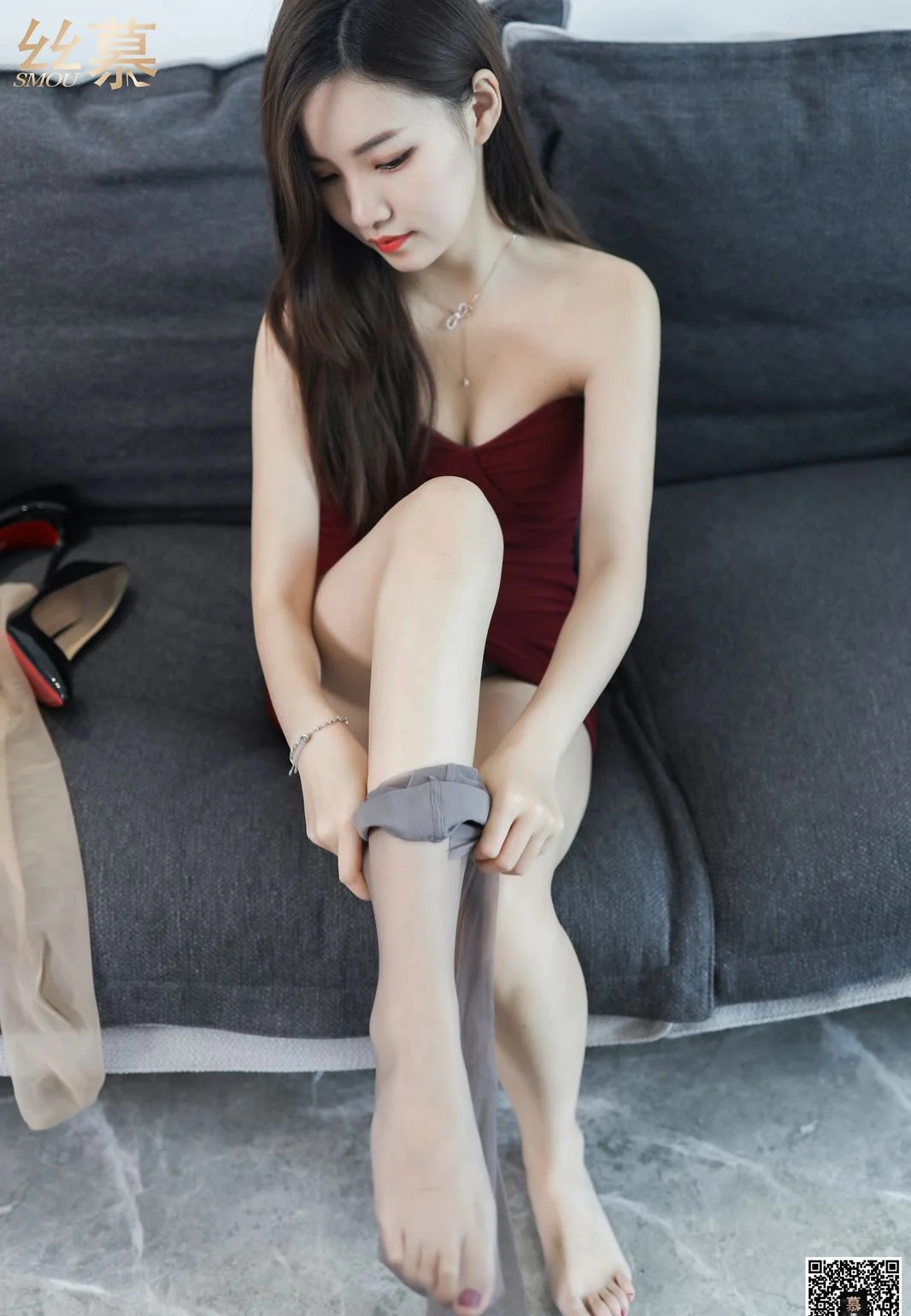 水嫩白皙的高颜值妹子美腿玉足肉色丝袜极品诱惑的美腿写真  第13张-《94零社区》
