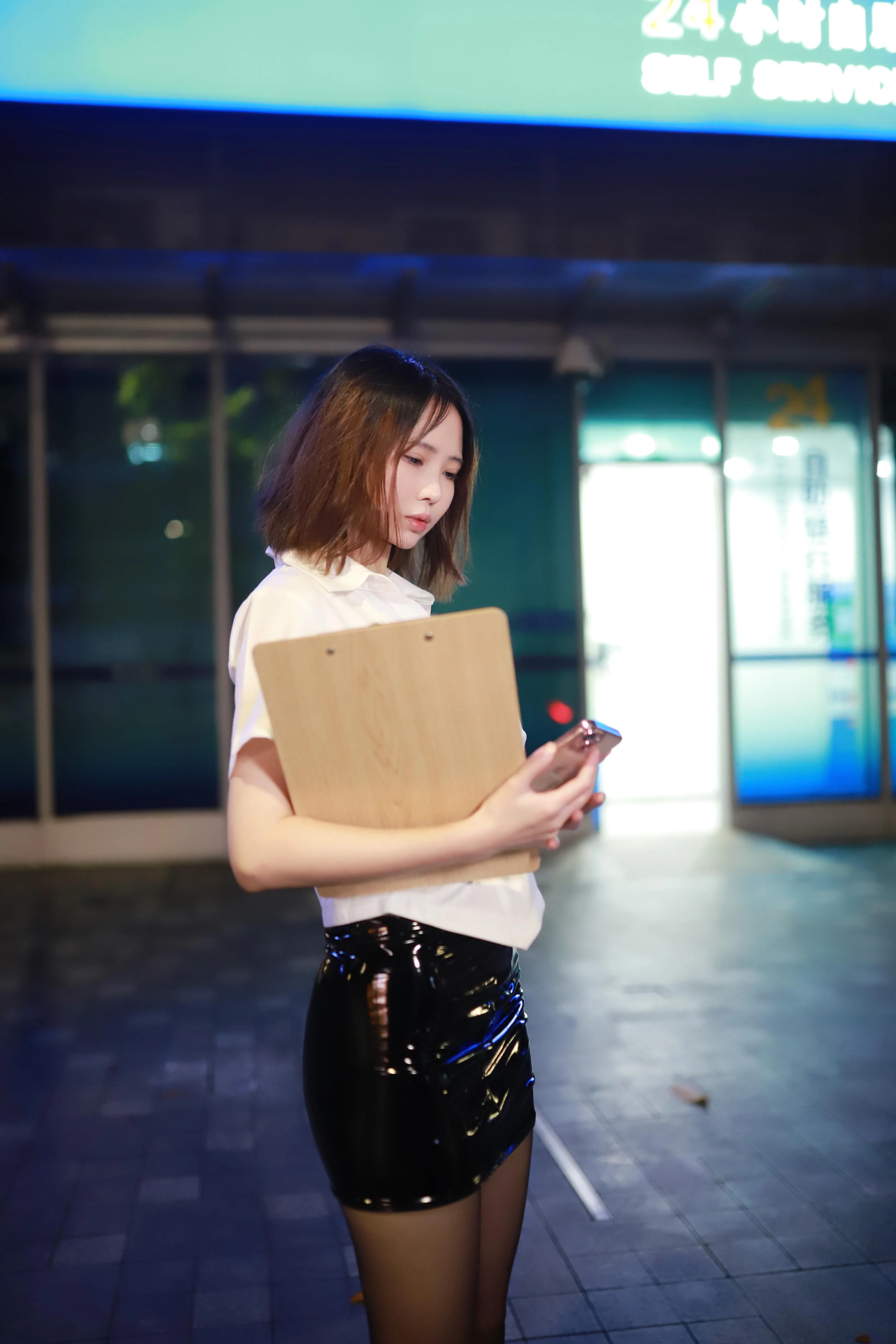 上杉绘梨落 - 被人跟踪102P  第27张-《94零社区》