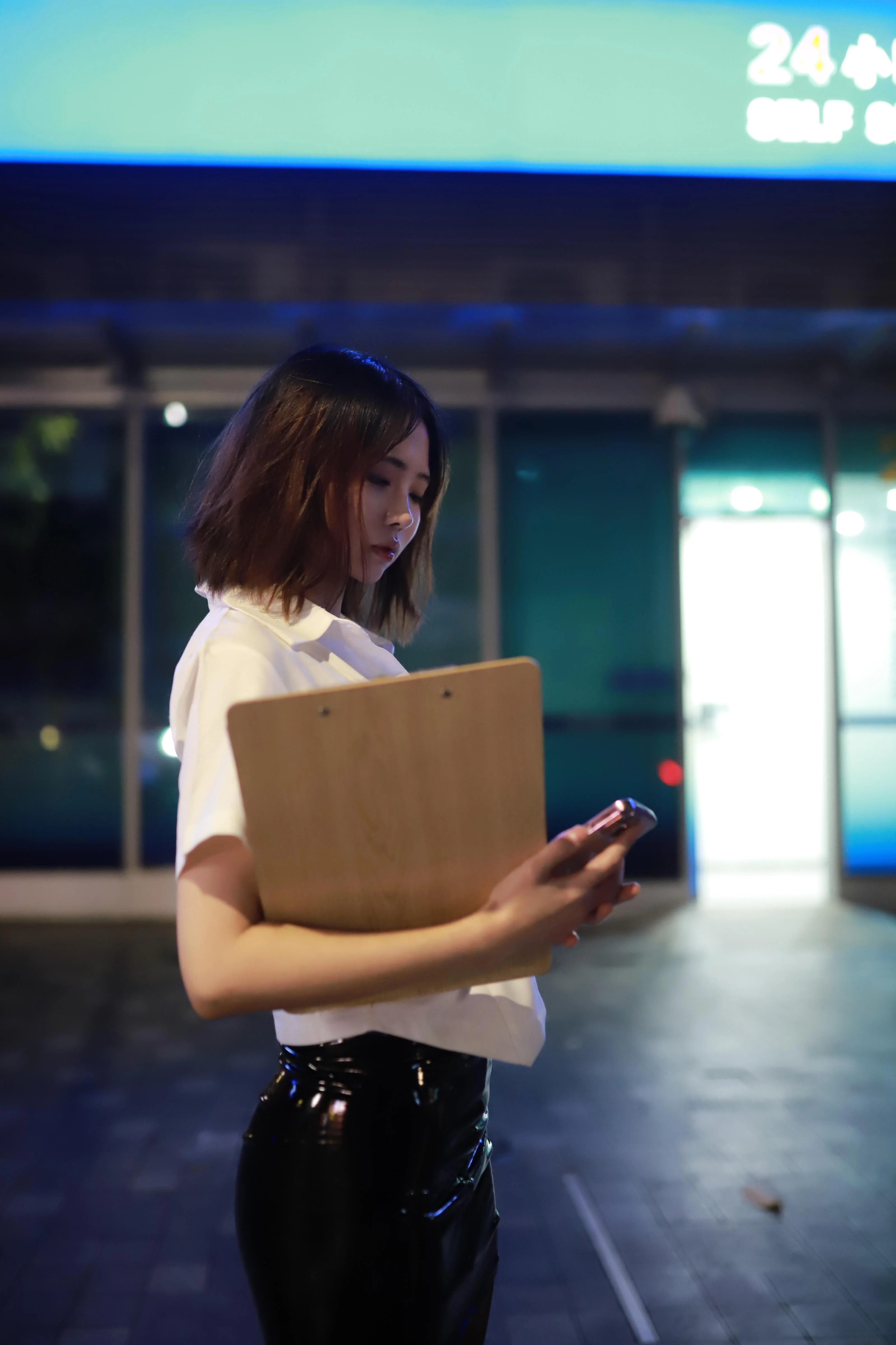 上杉绘梨落 - 被人跟踪102P  第33张-《94零社区》