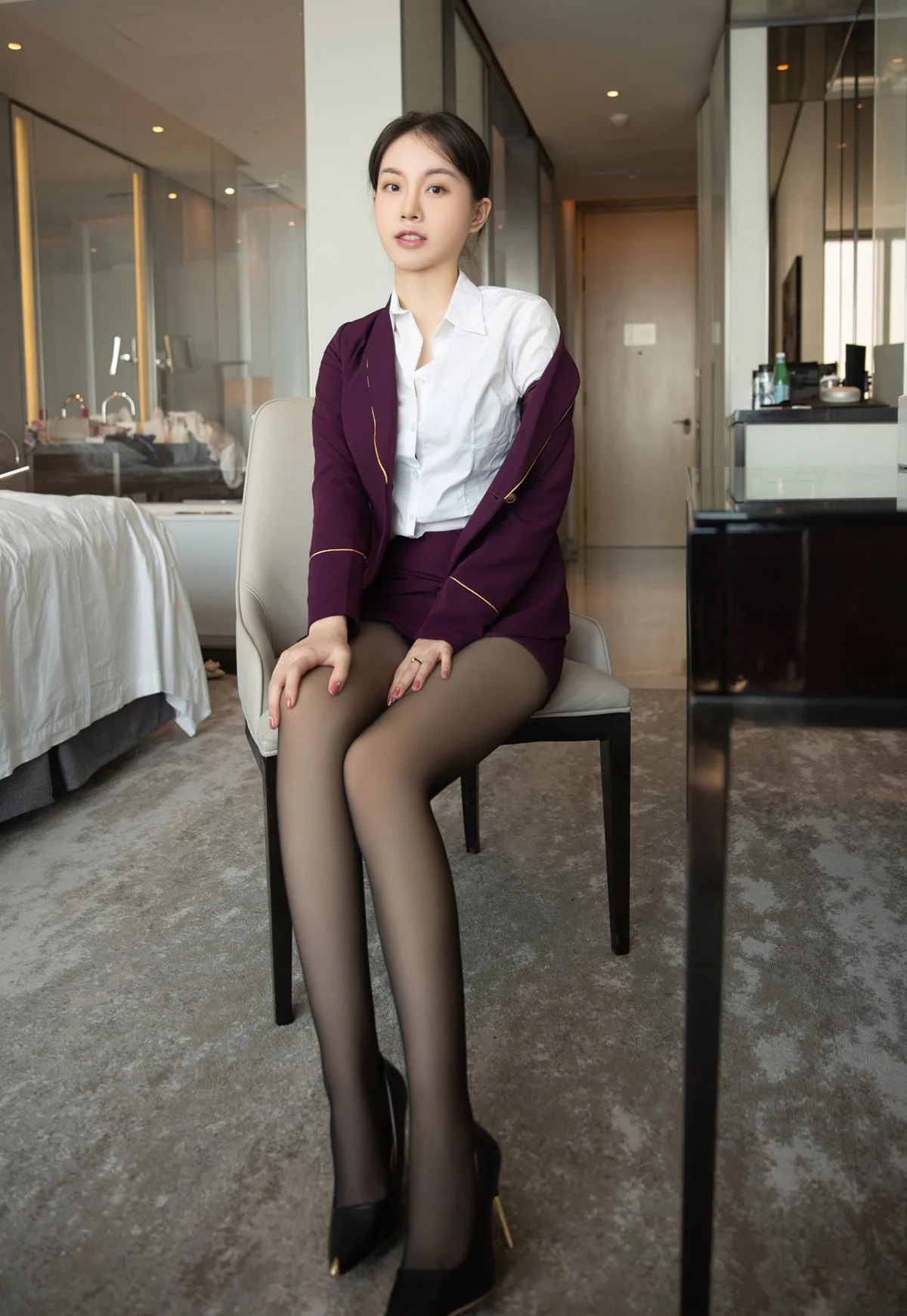 无内黑丝美丽的空姐高级酒店剧情性感玉足美腿制服诱惑  第3张-《94零社区》