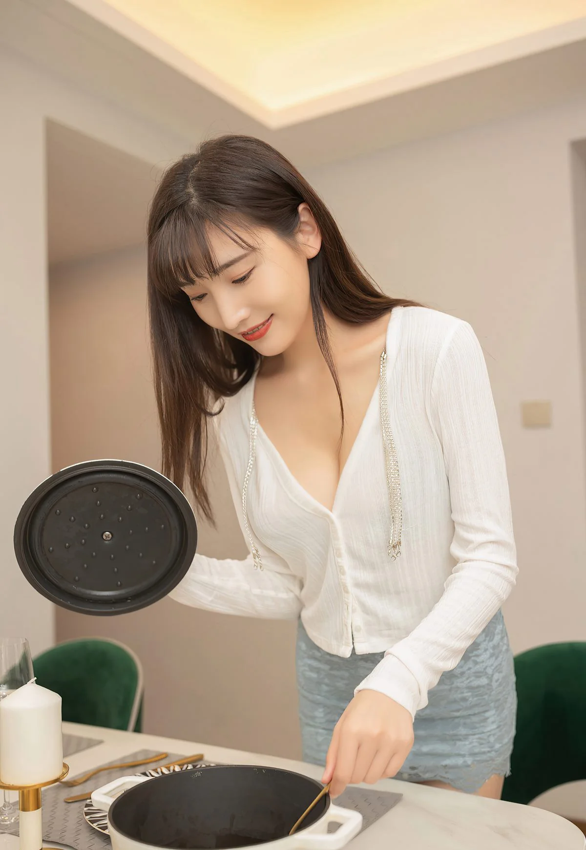 陆萱萱厨房肉丝美腿性感紧身裙风骚美臀高颜值短发美少妇  第9张-《94零社区》