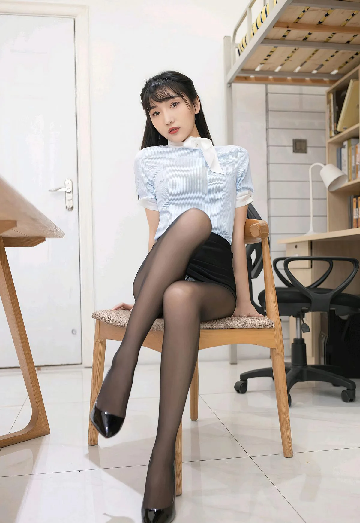 陆萱萱极品黑丝性感空姐制服诱惑高跟美腿玉足高清图  第8张-《94零社区》