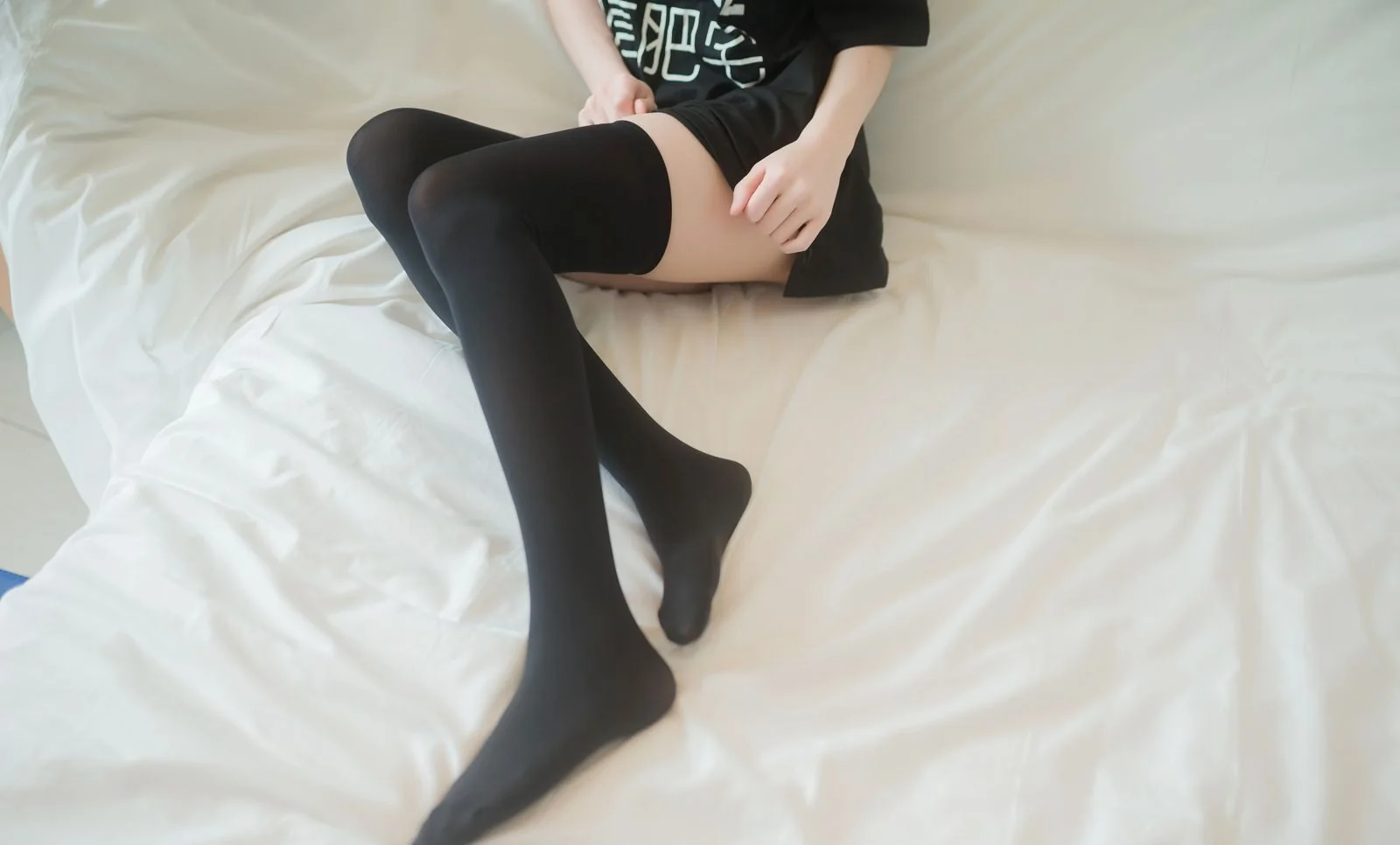 JK制服美女性感黑色过膝袜Cosplay大尺度图片  第4张-《94零社区》