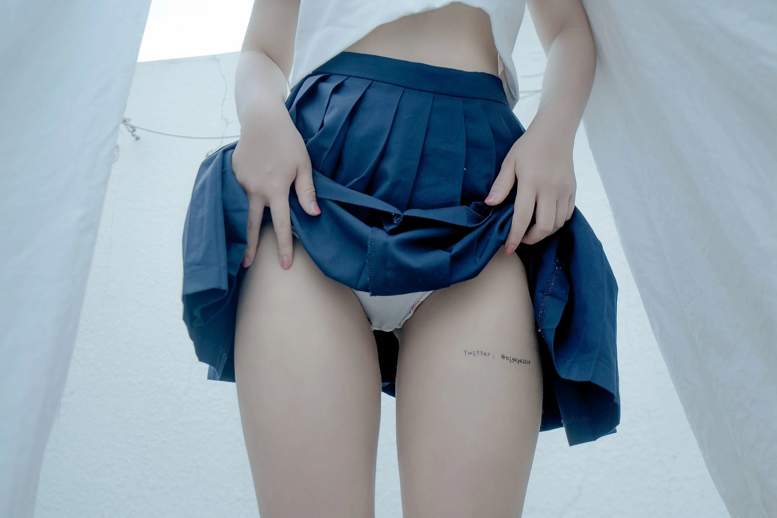 [网红COSER写真] 萌系小姐姐-白烨- - 天台  第11张-《94零社区》
