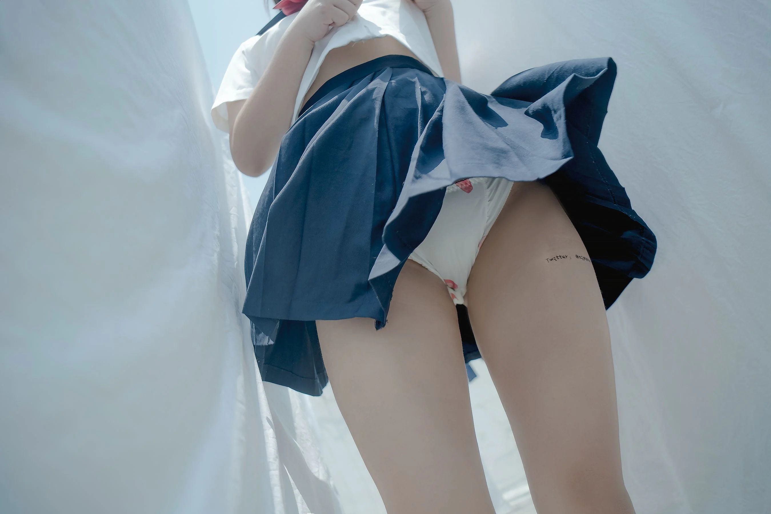 [网红COSER写真] 萌系小姐姐-白烨- - 天台  第23张-《94零社区》