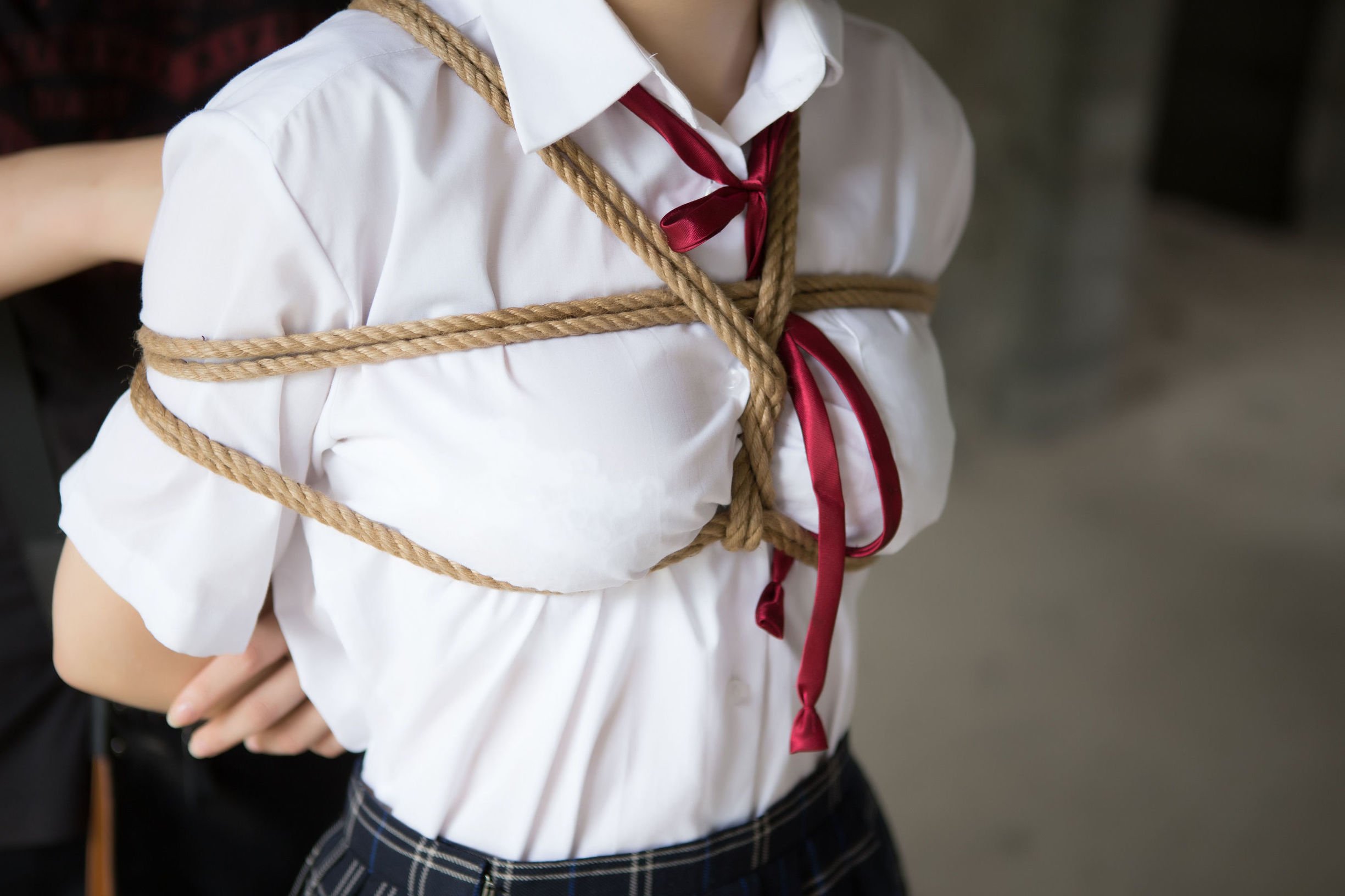 [网络美女] k8傲娇萌萌Vivian 学生装野外捆绑  第7张-《94零社区》