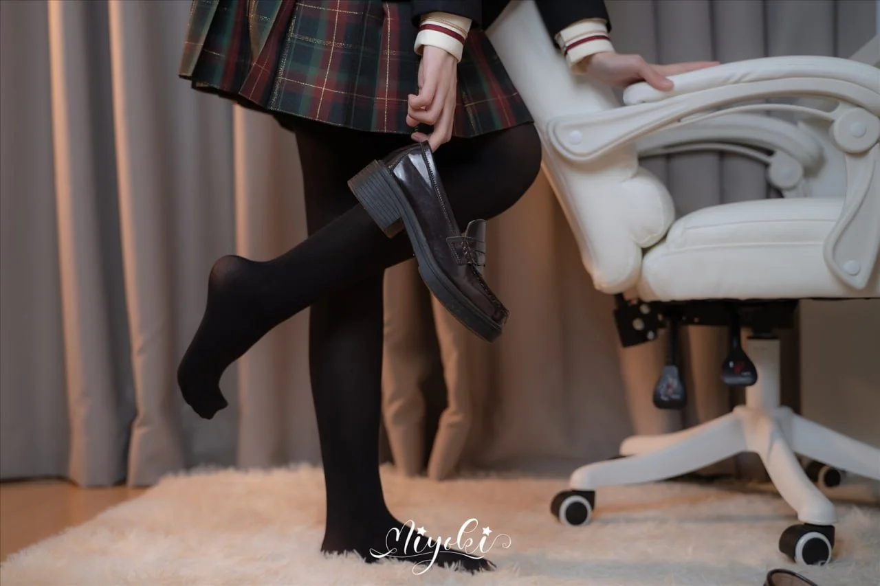 铃木美咲 - 现役JK的美脚连裤袜 32P  第17张-《94零社区》